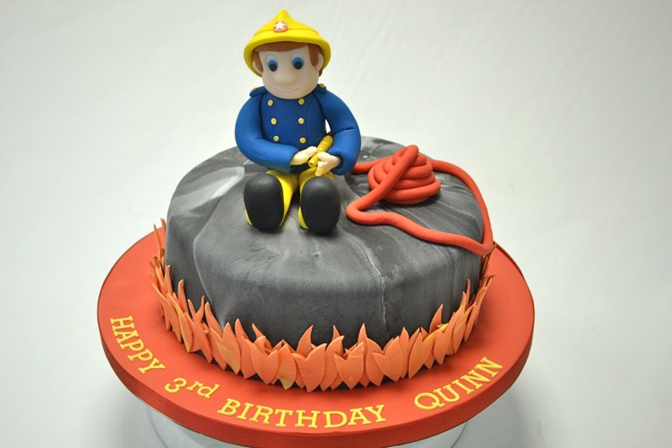 comment décorer un gâteau anniversaire Sam le Pompier pour émerveiller son enfant gateau anniversaire Sam le Pompier-figurine-pompier-pâte-sucre-flammes-3d