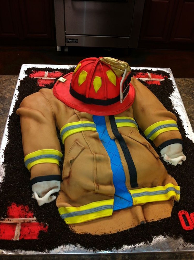 gateau anniversaire Sam le Pompier-gateau-thématique-tenue-pompier-casque