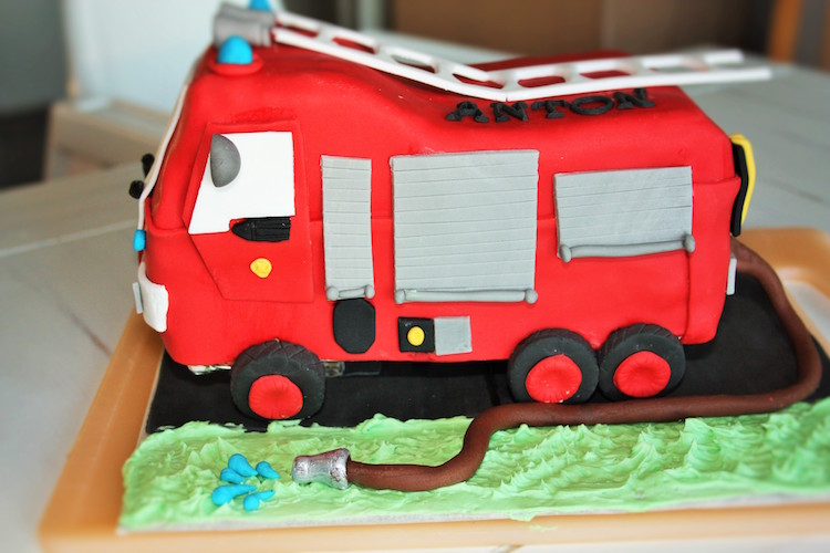 gateau anniversaire Sam le Pompier-gâtea-camion-pompiers-déco-fondant-rouge