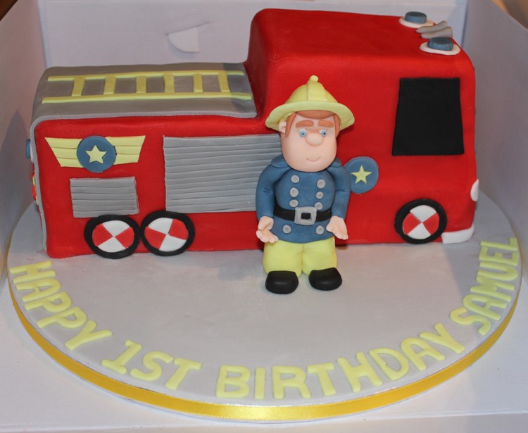 gateau anniversaire Sam le Pompier-gâteau-camion-pompier-rouge-déco-fondant-gris-jaune-anniversaire-enfant-1-an