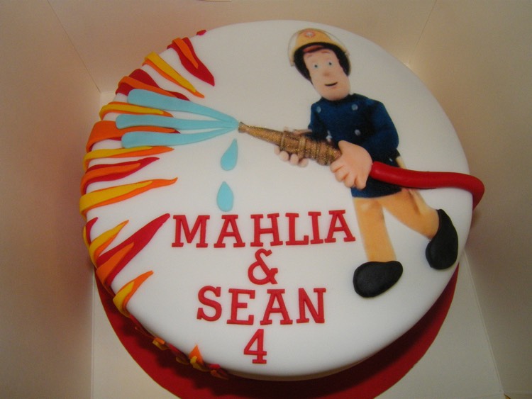 gâteau d'anniversaire glacé avec une décoration thématique originale gateau anniversaire Sam le Pompier-glaçage-blanc-flammes-fondant