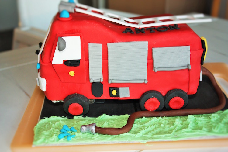 gâteau d'anniversaire en forme de camion de pompiers pour organiser une fête thématique gateau anniversaire Sam le Pompier-gâtea-camion-pompiers-déco-fondant-rouge