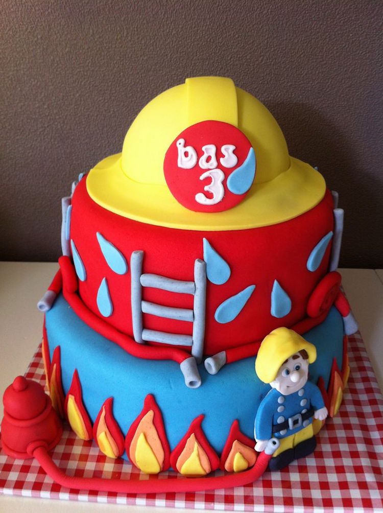 gâteau d'anniversaire thématique à décorer soi-même pour rendre heureux son enfant fan de la série Sam le Pompier gateau anniversaire Sam le Pompier-gâteau-3-niveaux-casque-pompier