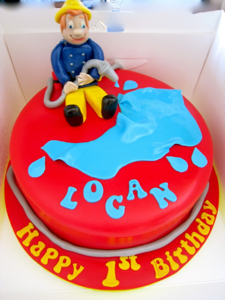 gâteau Sam le Pompier décoré de pâte à sucre rouge et d'un pompier en fondant pâtissier gateau anniversaire Sam le Pompier-gâteau-anniversaire-1-an-glaçage-rouge-figurine-pompier-fondant