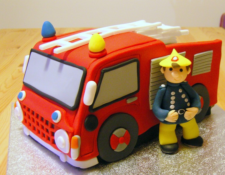 gâteau camion de pompier et figurine de pompier en pâte à sucre gateau anniversaire Sam le Pompier-gâteau-camion-figurine-Sam-pompier