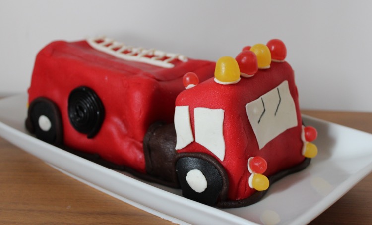 gâteau d'anniversaire thématique en forme de camion de pompiers gateau anniversaire Sam le Pompier-gâteau-camion-pompier