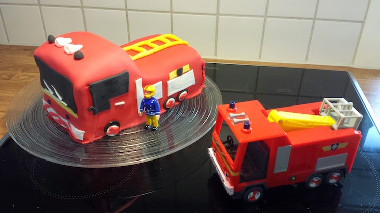 gâteau camion de pompier pour organiser un anniversaire d'enfant thématique gateau anniversaire Sam le Pompier-gâteau-camionnette-pompier-fondant-rouge-détails-pâte-sucre