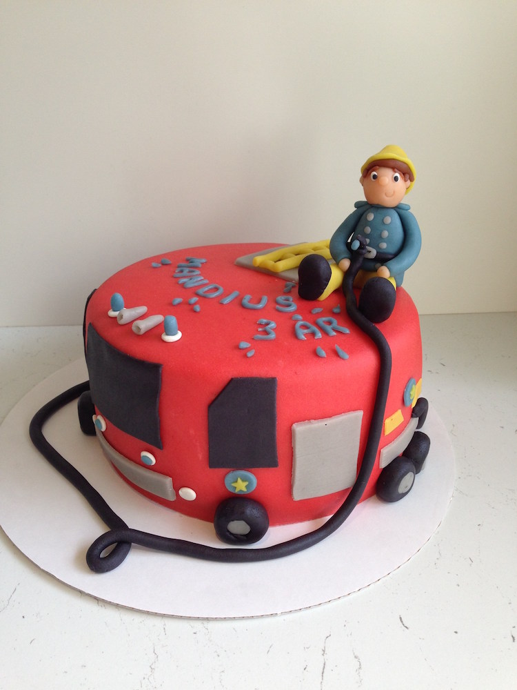 une belle idée de décoration gâteau anniversaire Sam le Pompier gateau anniversaire Sam le Pompier-idée-décoration-gâteau-thématique-série-animée-sam-le-pompier