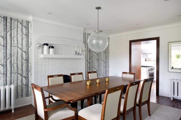 habillage cheminée moderne-façon-brique-blanche-papier-peint-motif-forêt-salle-manger