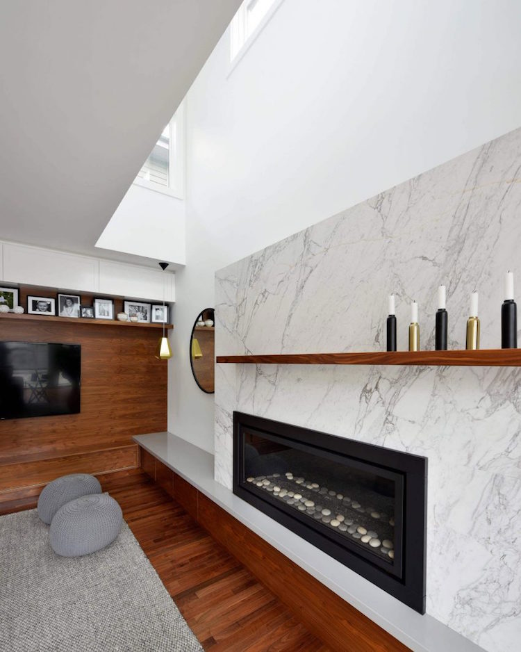 habillage cheminée moderne-marbre-blanc-cheminée-moderne-étagère-bois