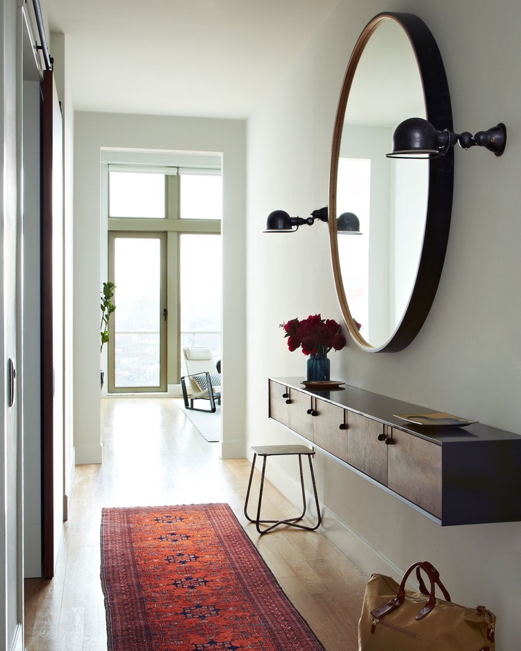 hall entrée-moderne-meuble-entrée-mural-bois-miroir-rond-tapis-rouge