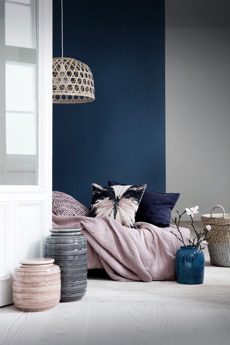 idee-decoration-peinture-salon-bicolore-bleu-fonce-blanc-textile-pastel