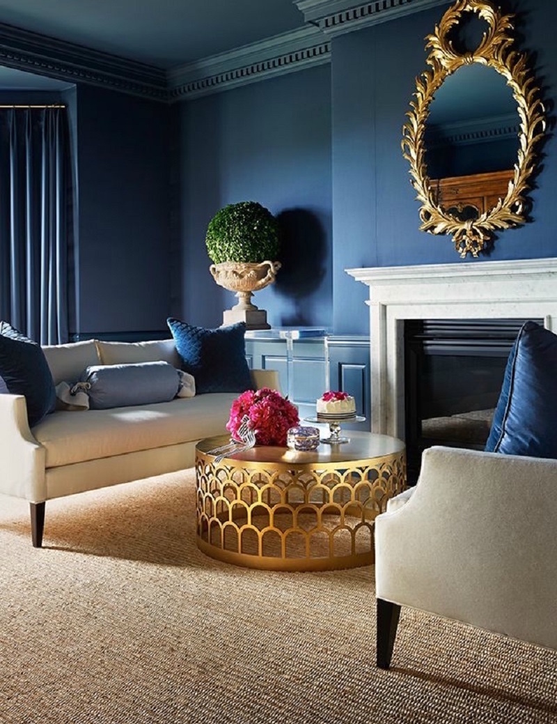 idée décoration peinture salon bleu-indigo-miroir-table-finition-doree