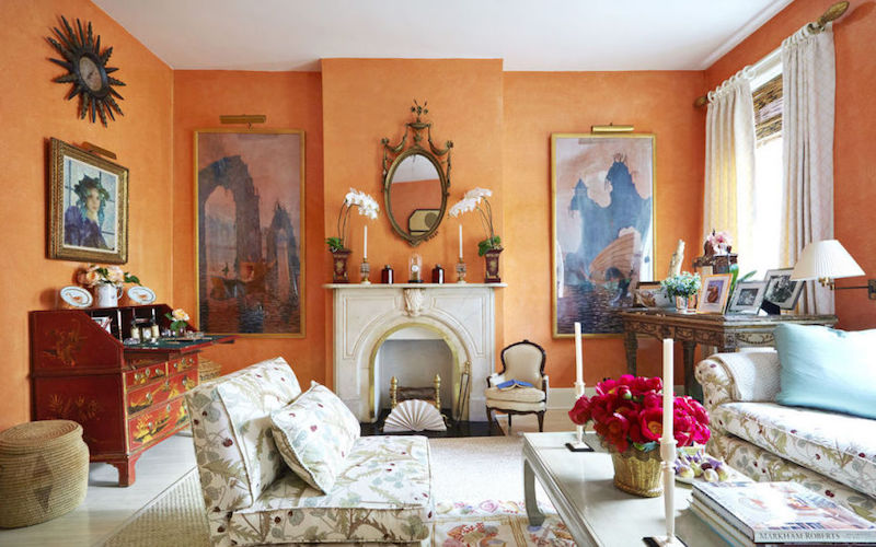 idee-decoration-peinture-salon-orange-meubles-objets-exotiques