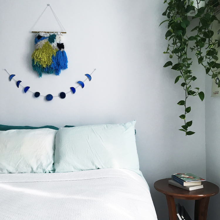 idée déco chambre adulte-petite-tenture-murale-boho-franges-bleues-vertes