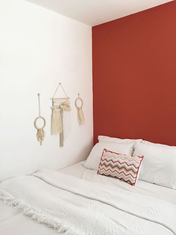 idée déco chambre adulte-tentures-murales-tissées-déco-bohème-mur-accent-rouge