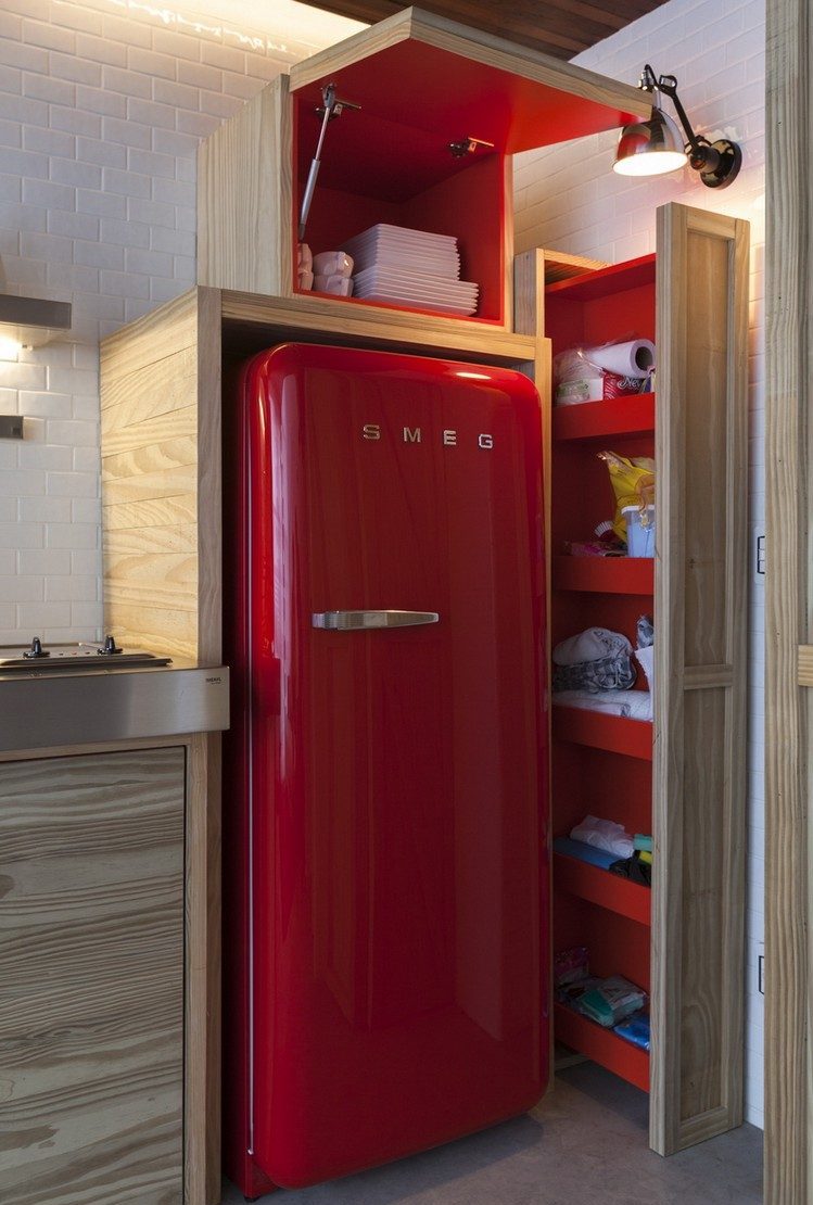 idée-déco-cuisine-frigo-rouge-vintage-meubles-bois