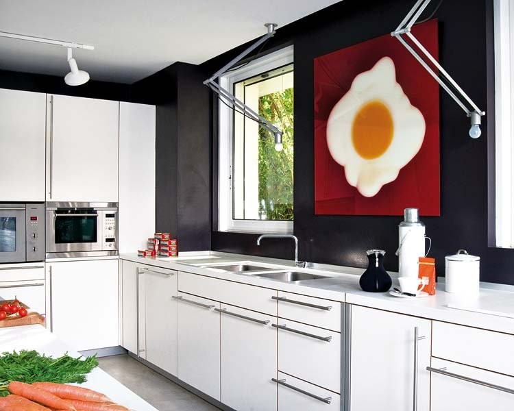 idee-deco-cuisine-mur-tableau-abstrait-rouge-oeuf-poche-meubles-blanc-neige