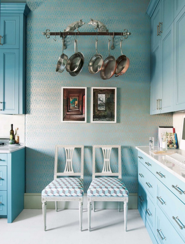 idee-deco-cuisine-murs-poeles-fixees-mur-ambiance-provence-bleu-clair