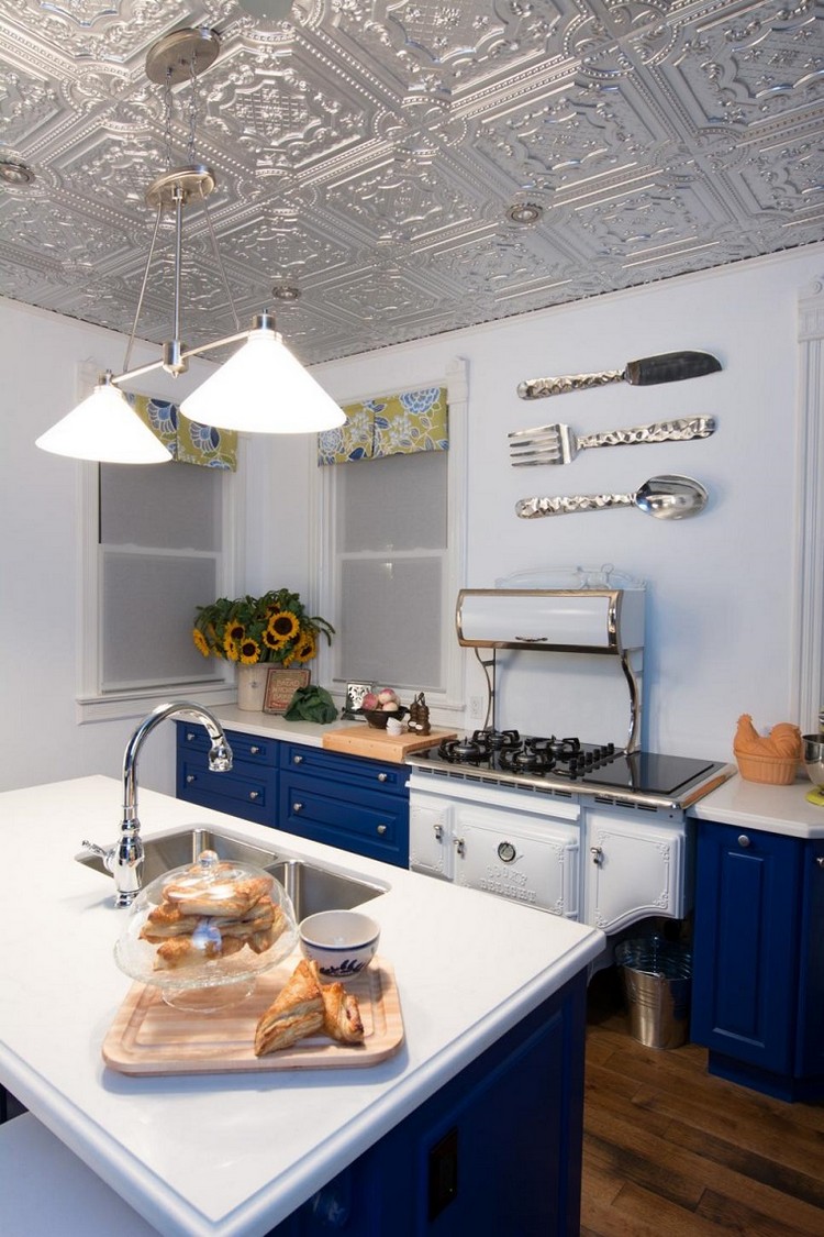 idee-deco-cuisine-plafond-design-metal-argente-parquet-massif