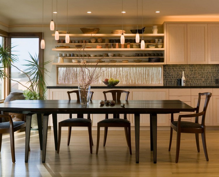 idee-deco-cuisine-plafond-design-spots-integres-table-bois-chaises-manger