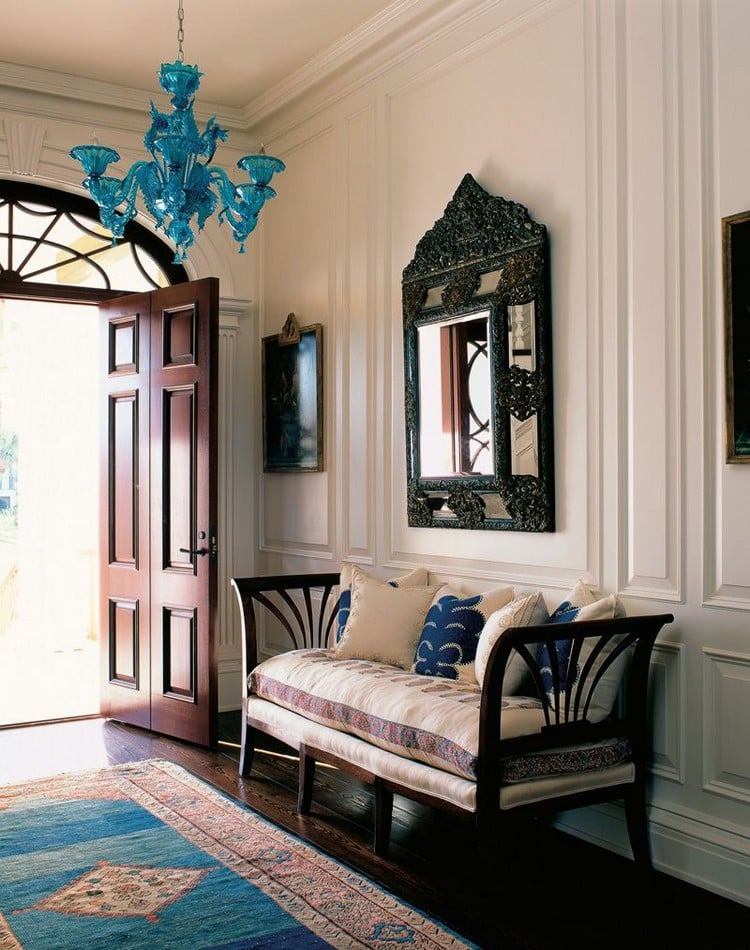 idée-déco-entrée-maison-miroir-bois-lustre-bleu-tapis-banc-bois