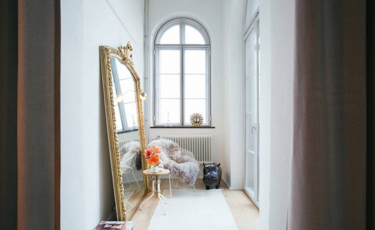idée-déco-entrée-maison-miroir-doré-tapis-blanc-fourrures-plaids
