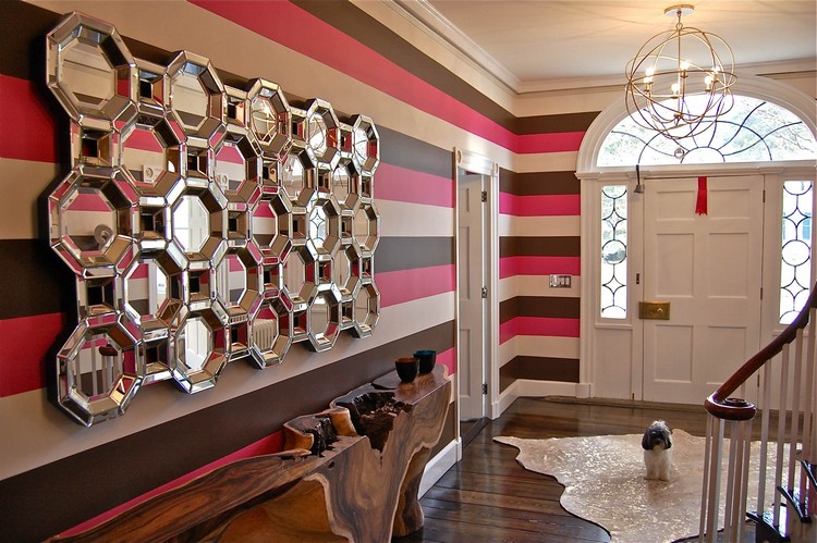 idée-déco-entrée-maison-papier-peint-rayé-miroir-sol-parquet-massif