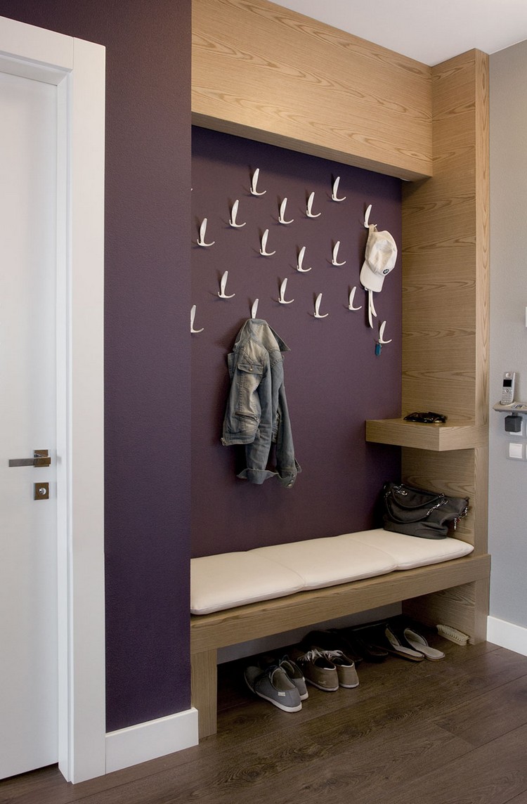 idée-déco-entrée-maison-peinture-violette-crochets-métal-parquet-massif
