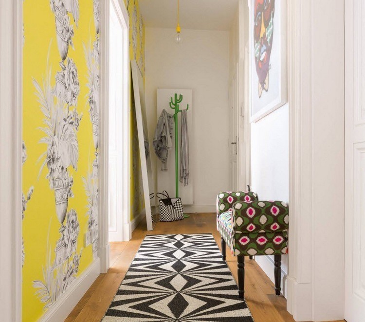 idée-déco-entrée-maison-tapis-noir-blanc-papier-blanc-jaune