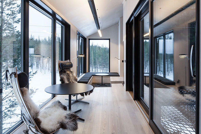 intérieur de la maison dans les arbres design-décoré-style-scandinave