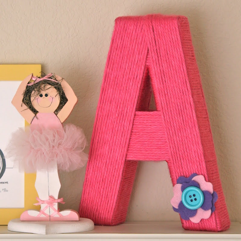 lettre-A-volumineuse-carton-décorée-fil-tricoter-rose-chambre-fille
