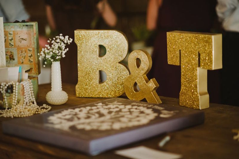 lettres-décorées-paillettes-dorées-utiliser-décoration-table-mariage