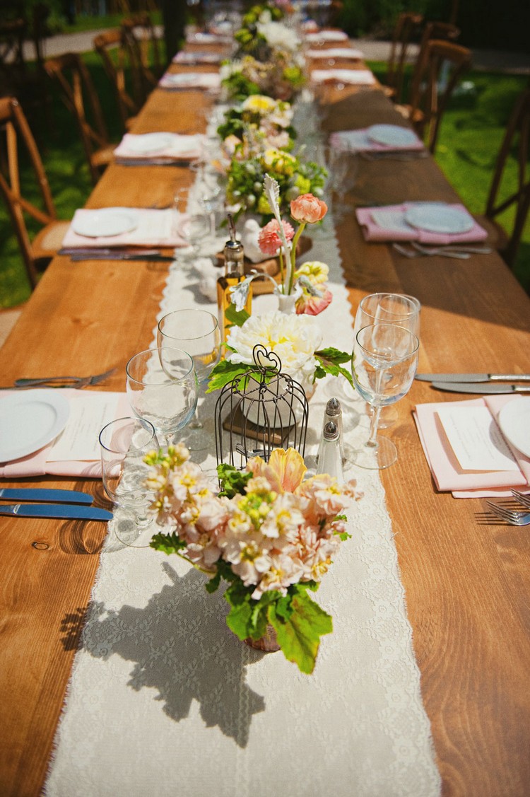 mariage champêtre chic chemin-table-lin-fleurs-champêters