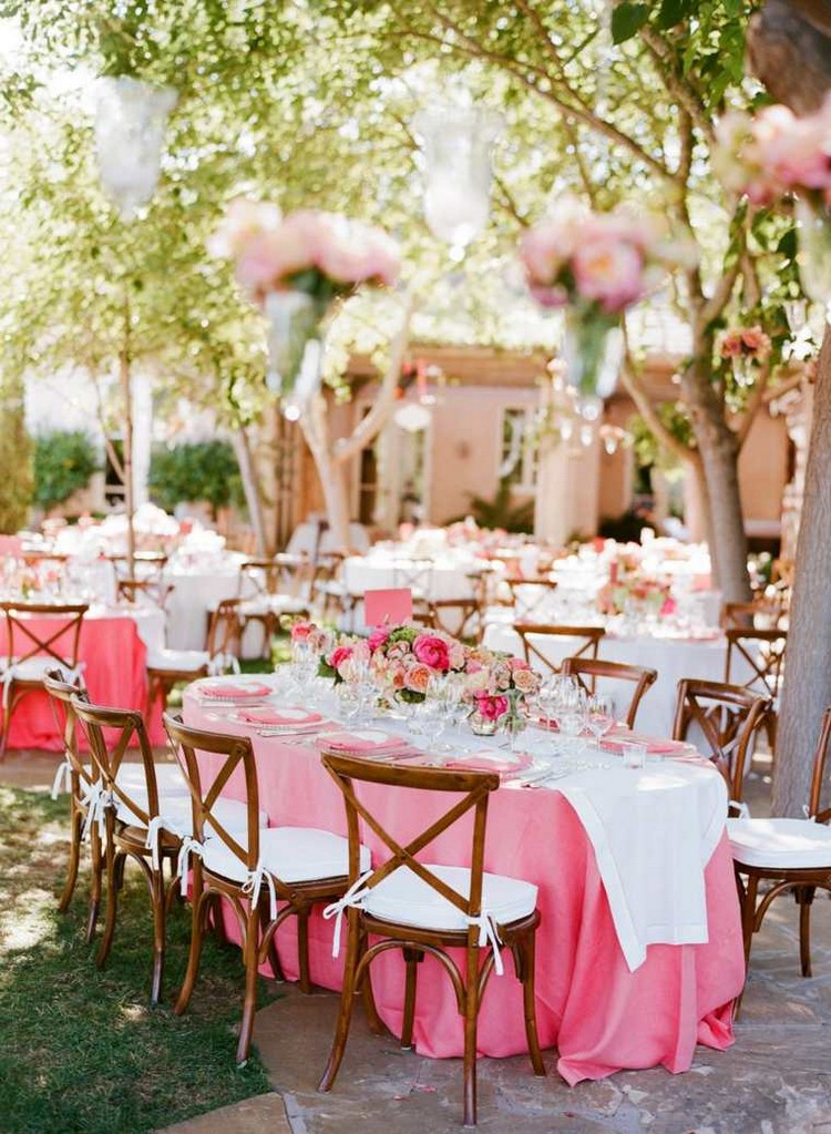 mariage-champêtre-chic-idées-déco-rose-blanc-fleurs-chaises-bois