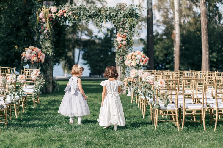 mariage-champêtre-chic-idées-décoration-chaises-doré-fleurs-douces
