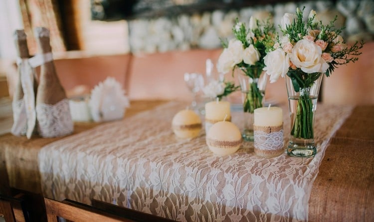 mariage-champêtre-chic-idées-décoration-fleurs-blanches-chemin-table-bougies-déco