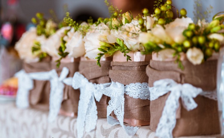 mariage-champêtre-chic-idées-décoration-table-fleurs-rubans