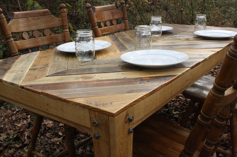 meuble-palette-bois-DIY-table-jardin-plateau-planches-chevron