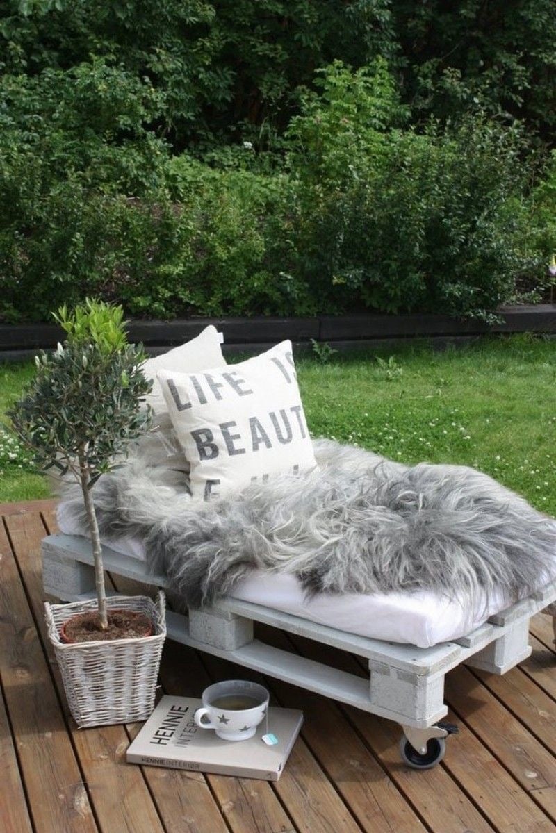 meuble-palette-terrasse-jardin-chaise-longue-lit-jour-roulettes