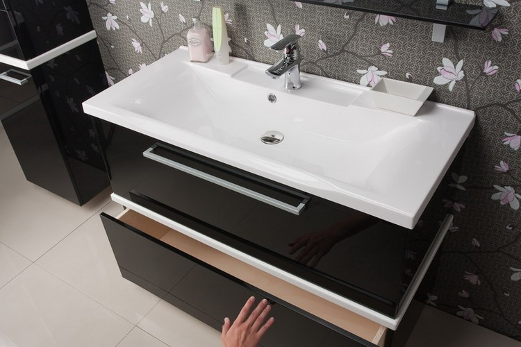 meuble salle de bain noir aquaton-turin-papier-peint-gris-motifs-floraux
