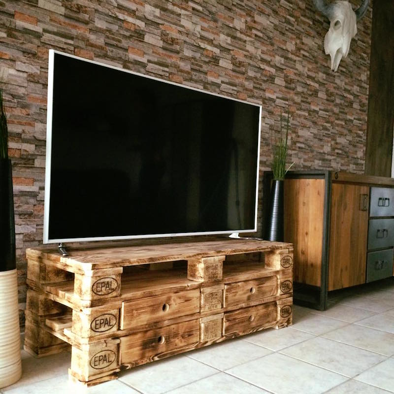 meuble tv en palette de manutention réutilisée avec marquages et tiroirs de rangement