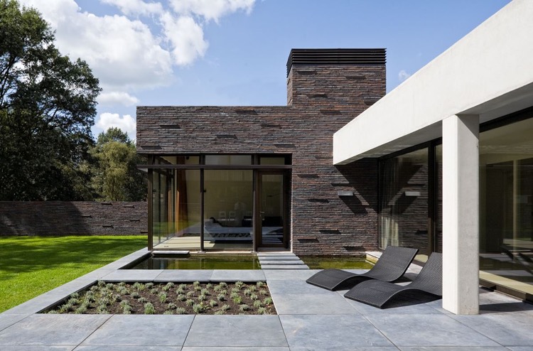 modele-de-terrasse-exterieur-beton-dalles-beton-chaise-longues-modernes-bassin-naturel