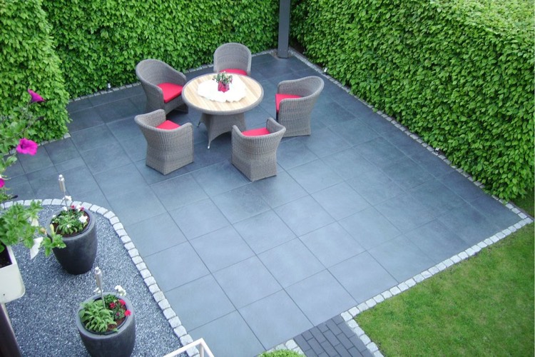 modele-de-terrasse-exterieur-beton-dalles-beton-haie-vive-salon-jardin-resine