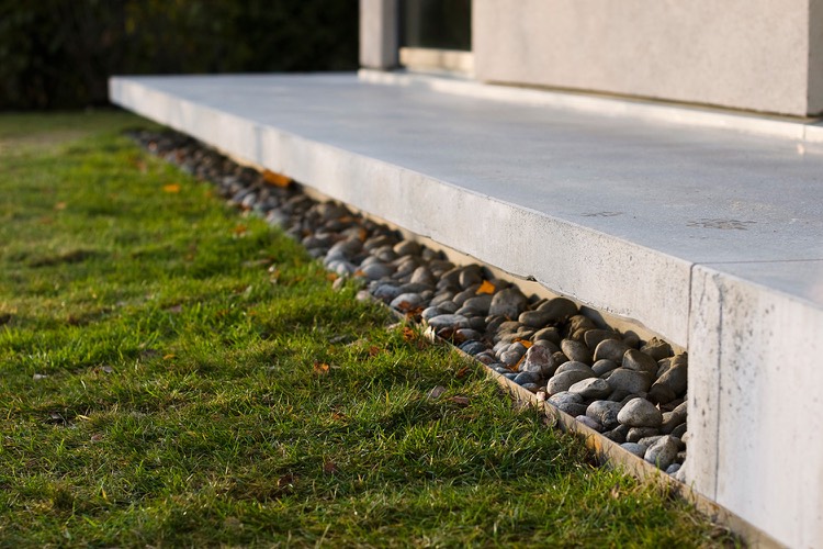 modele-de-terrasse-exterieur-beton-deco-galets-terrasse-moderne