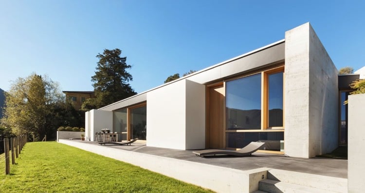 modele-de-terrasse-exterieur-beton-design-minimaliste-fenetres-sol-plafond-gazon