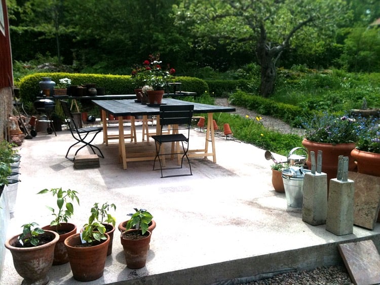 modele-de-terrasse-exterieur-beton-table-jardin-bois-bordure-buis-plantes-pots-argile