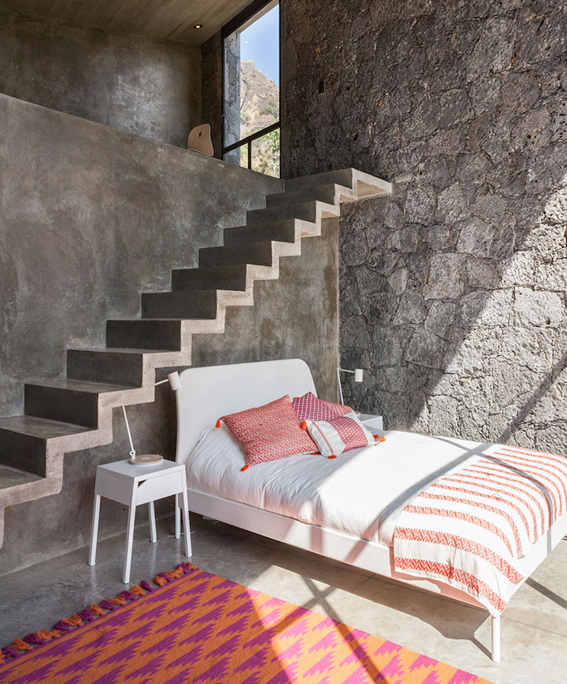 mur-pierre-naturelle-escalier-béton-lit-table-chevet-blancs