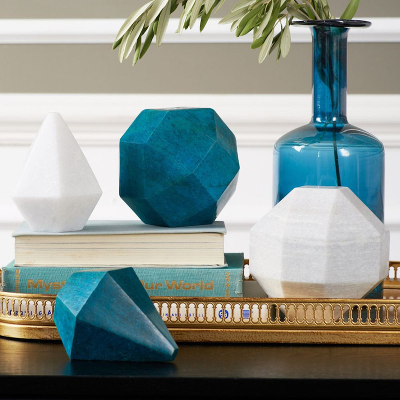 objets-deco-bleu-canard-blanc-pollygones-vase-livres-plateau-dore