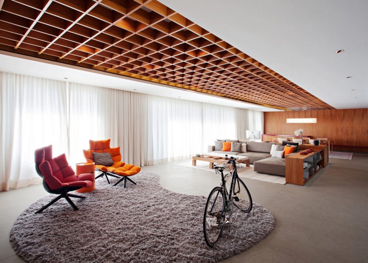 plafond-caisson-bois-massif-tapis-gris-meubles-colorés